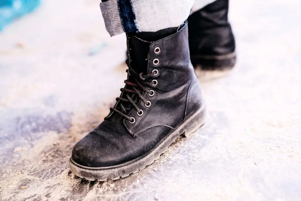 Benefits of Wearing Lightweight Safety Boots for Work